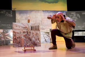 Escena en la que se ve al narrador asombrado ante una ilustración de una ciudad romana
