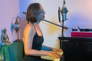 Laura Blossom - piano singer