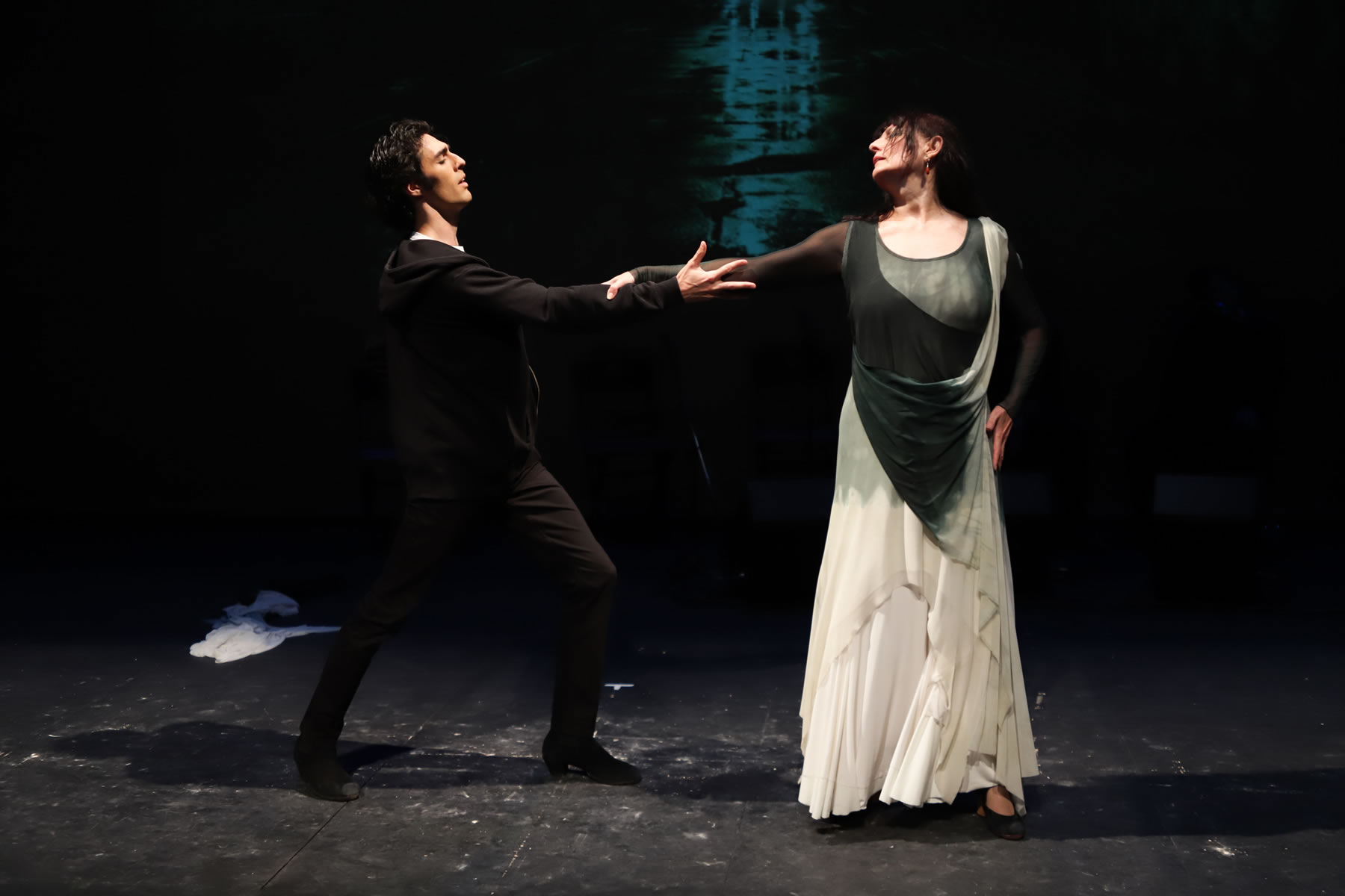 Bailaor Marcos Rodríguez y bailaora Rita Clara durante una escena de Memoria en Movimiento.