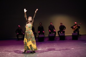 Rita Clara bailando en Memoria en Movimiento, acompañada por músicos y artistas de la compañía.