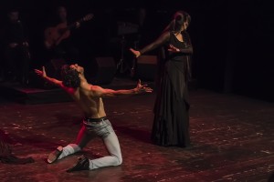 Escena de baile de Memoria en Movimiento con el bailaor Marcos arrodillado y bailaora Rita Clara sobre el escenario.