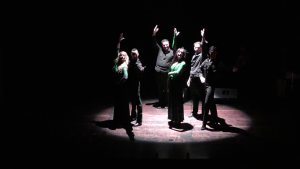 Intérpretes de la Cía. Rita Clara durante una escena de Memoria en Movimiento.